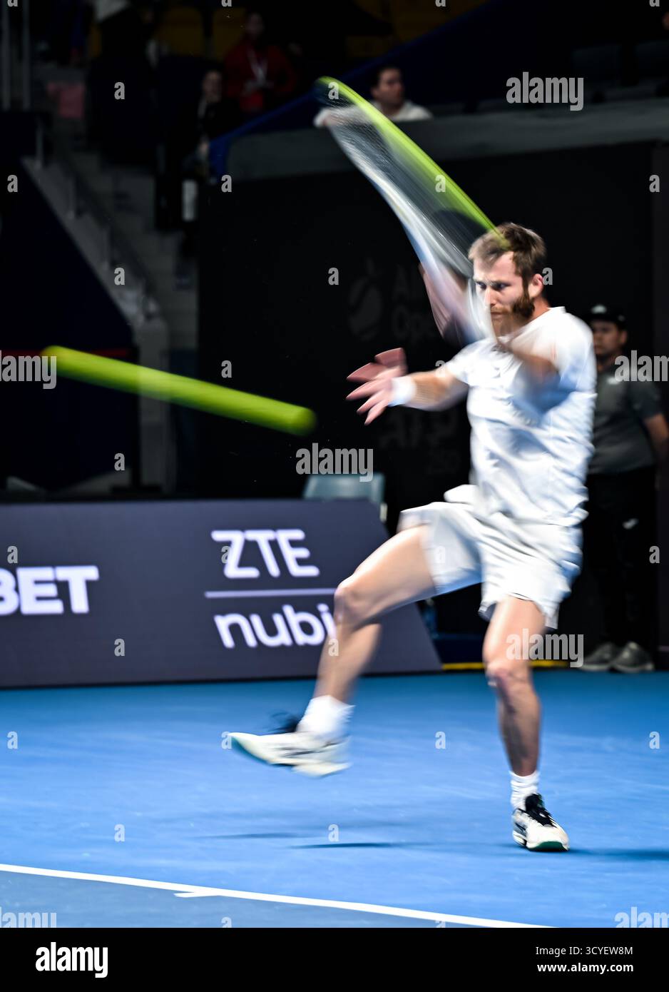 Almaty, Kazakistan. 18 ottobre 2025. Il francese Corentin Moutet torna in semifinale maschile contro gli Stati Uniti Alex Michelsen all'ATP 250 Almaty Tennis Open di Almaty, Kazakistan, il 18 ottobre 2025. Crediti: Li Renzi/Xinhua/Alamy Live News Foto Stock