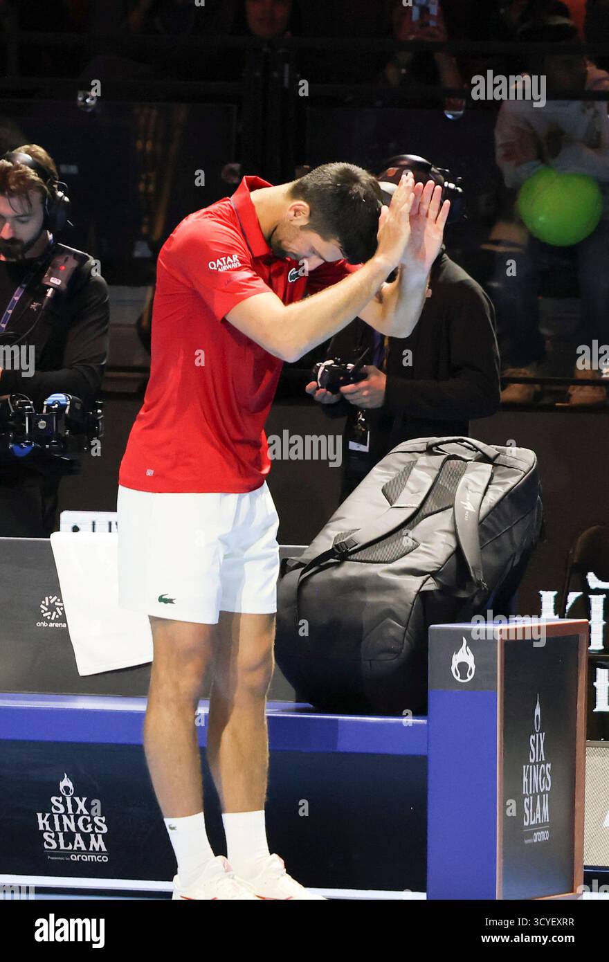 Riyadh, Arabia Saudita. 18 ottobre 2025. Novak Djokovic serbo si scusa con gli spettatori dopo essersi ritirato dal terzo posto contro Taylor Fritz degli Stati Uniti al torneo di tennis Six Kings Slam di Riyadh, Arabia Saudita, 18 ottobre 2025. Crediti: Luo Chen/Xinhua/Alamy Live News Foto Stock