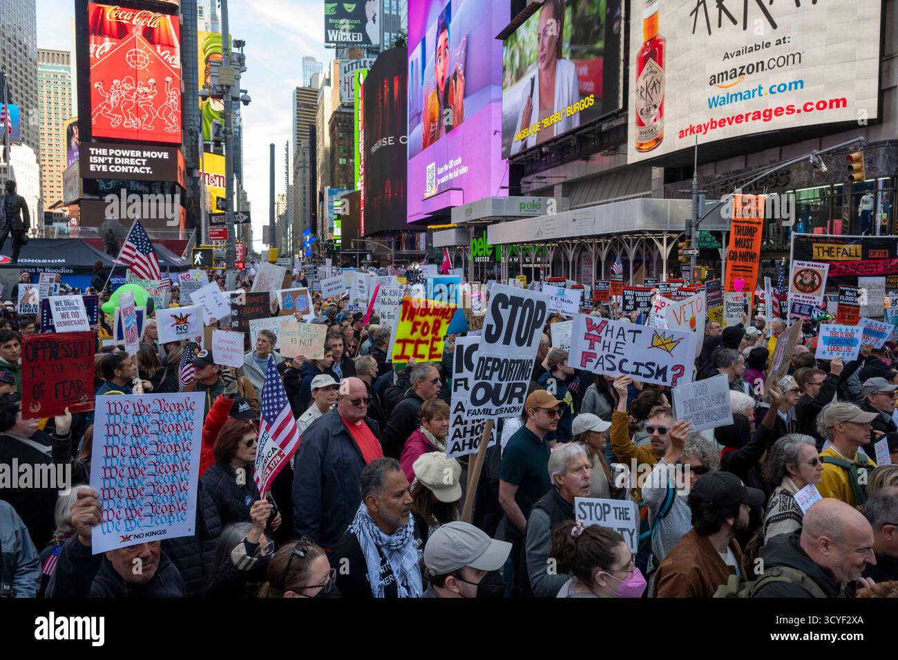 New York, Stati Uniti. 18 ottobre 2025. La gente partecipa a una protesta "No Kings" a Manhattan. Gli organizzatori si aspettano che milioni di persone partecipino nelle città e nei paesi di tutta la nazione per la seconda protesta "No Kings" che denuncia l'amministrazione Trump. Credito: SOPA Images Limited/Alamy Live News Foto Stock