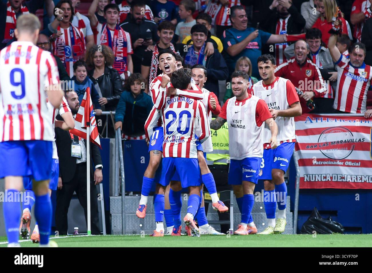 Madrid, Spagna. 18 ottobre 2025. Thiago Almada (top) dell'Atletico de Madrid celebra il suo gol con i suoi compagni di squadra durante la partita di calcio della Liga tra l'Atletico de Madrid e CA Osasuna a Madrid, Spagna, 18 ottobre 2025. Crediti: Gustavo Valiente/Xinhua/Alamy Live News Foto Stock