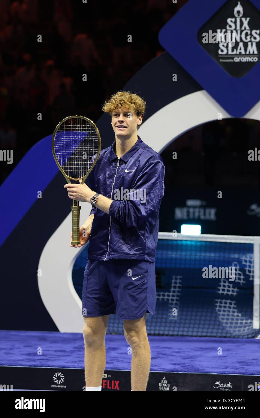 Riyadh, Arabia Saudita. 18 ottobre 2025. Il campione d'Italia Jannik Sinner posa per le foto durante la cerimonia di premiazione dopo la partita finale del torneo di tennis Six Kings Slam a Riyadh, Arabia Saudita, 18 ottobre 2025. Crediti: Luo Chen/Xinhua/Alamy Live News Foto Stock