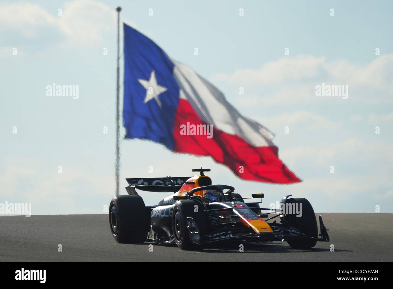 Austin, Stati Uniti. 18 ottobre 2025. Il pilota olandese di Red Bull Max Verstappen gareggia durante la sessione di qualificazione per il Gran Premio degli Stati Uniti di Formula 1, ad Austin, Texas, Stati Uniti, 18 ottobre, 2025. credito: Wu Xiaoling/Xinhua/Alamy Live News Foto Stock