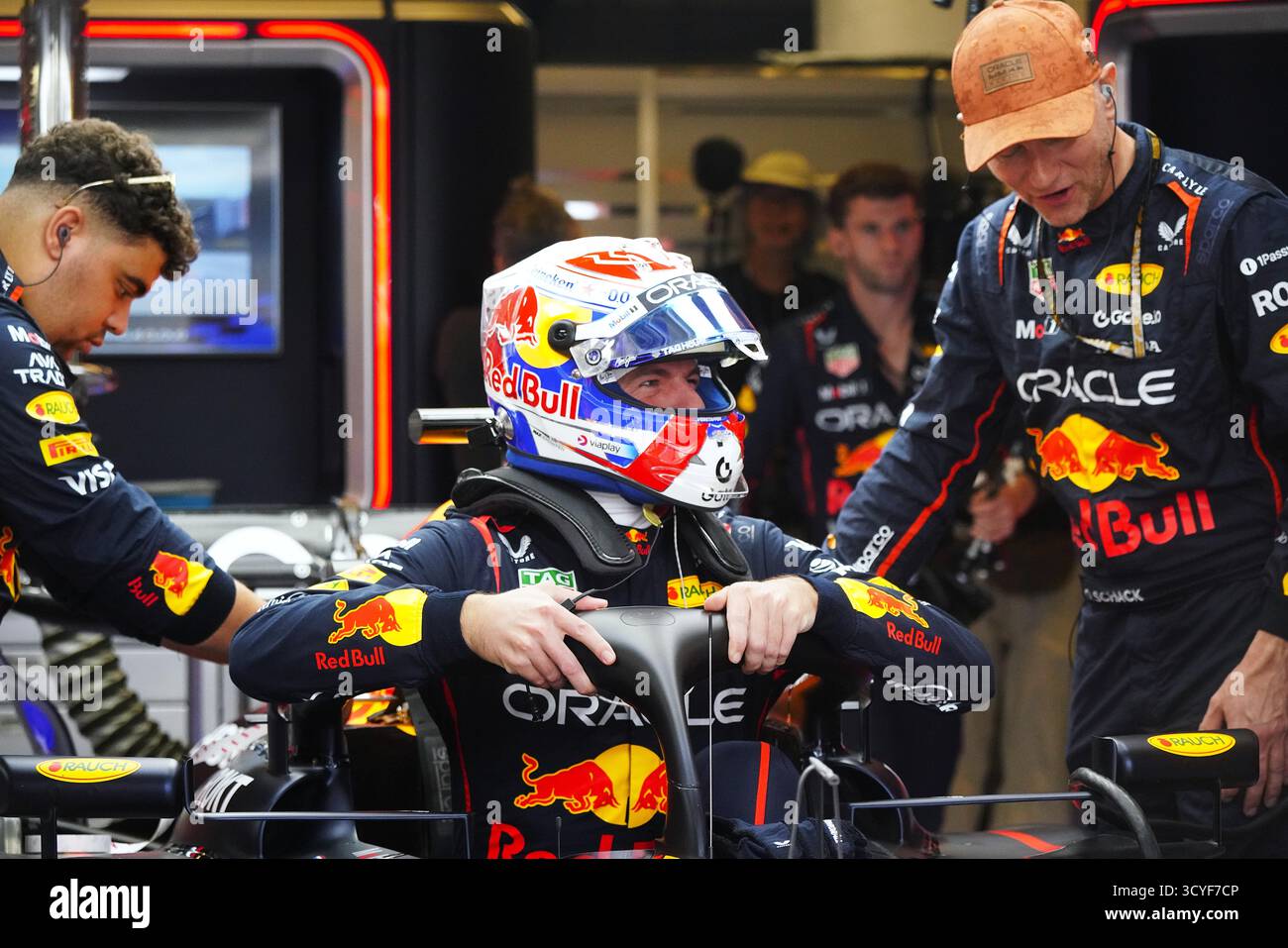 Austin, Stati Uniti. 18 ottobre 2025. Il pilota olandese della Red Bull Max Verstappen si prepara prima della gara Sprint del Gran Premio degli Stati Uniti di Formula 1, ad Austin, Texas, Stati Uniti, 18 ottobre, 2025. credito: Wu Xiaoling/Xinhua/Alamy Live News Foto Stock