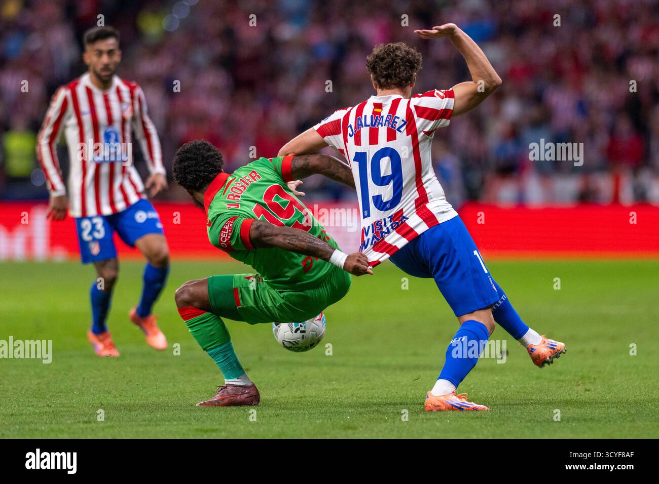 Madrid, Madrid, Spagna. 19 ottobre 2025. VALENTIN ROSIER del Club Atletico Osasuna dribblò contro JULIAN ALVAREZ dell'ATLETICO DE MADRID durante la partita di calcio EA Sports la Liga ATLETICO DE MADRID vs. CLUB ATLETICO OSASUNA, tenutasi il 18 ottobre 2025 al Riad Air Metropolitano di Madrid, Spagna. (Immagine di credito: © Oscar Manuel Sanchez/ZUMA Press Wire) SOLO PER USO EDITORIALE! Non per USO commerciale! Crediti: ZUMA Press, Inc./Alamy Live News Foto Stock