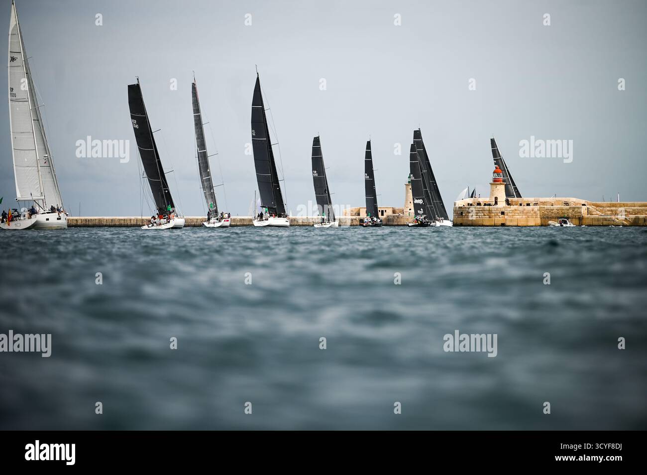 La Valletta, Malta. 18 ottobre 2025. Gli yacht gareggiano durante la 46a (2025) Rolex Middle Sea Race al Grand Harbour di la Valletta, Malta, 18 ottobre 2025. Credito: Jonathan Borg/Xinhua/Alamy Live News Foto Stock