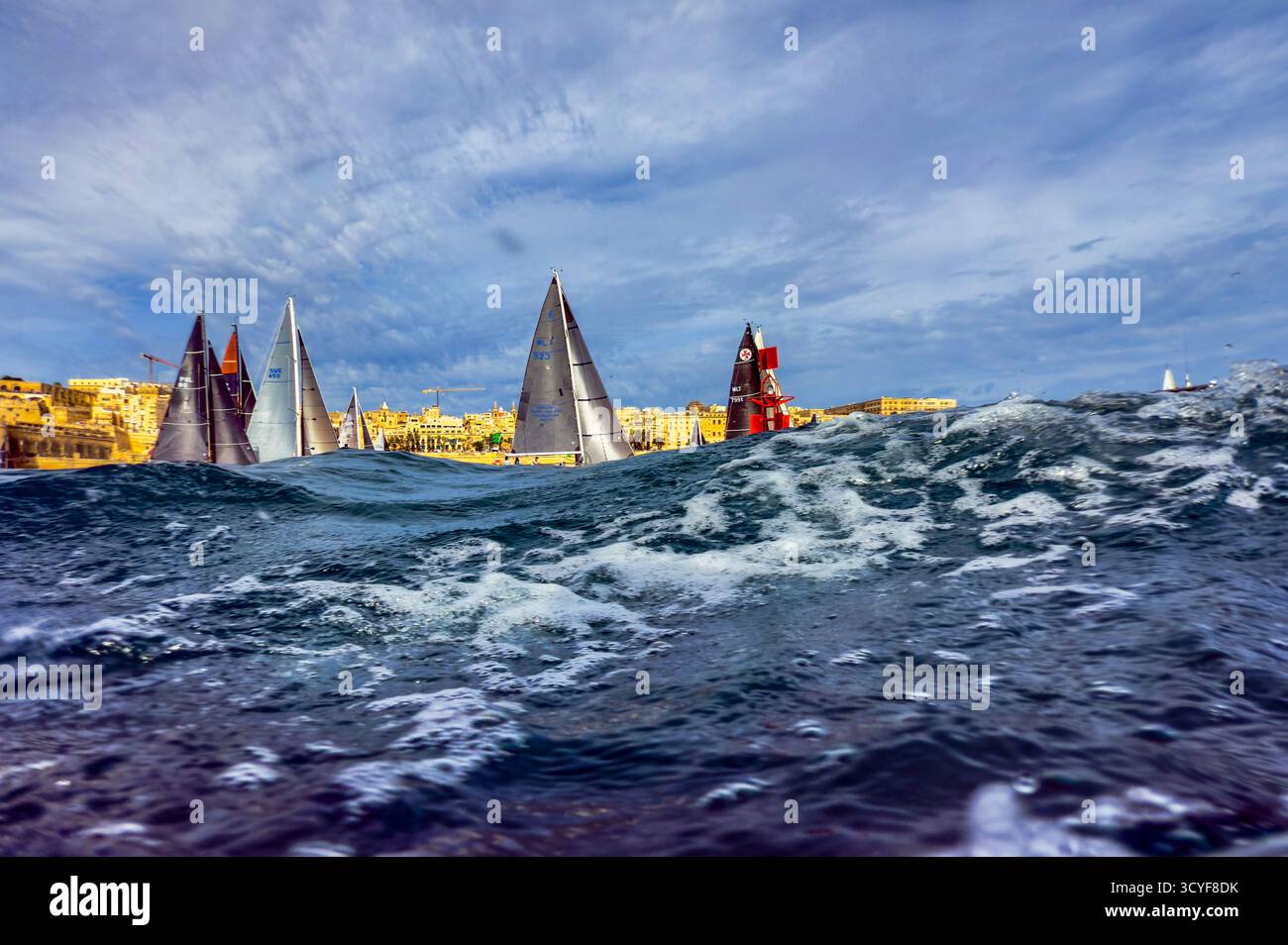 La Valletta, Malta. 18 ottobre 2025. Gli yacht gareggiano durante la 46a (2025) Rolex Middle Sea Race al Grand Harbour di la Valletta, Malta, 18 ottobre 2025. Credito: Jonathan Borg/Xinhua/Alamy Live News Foto Stock