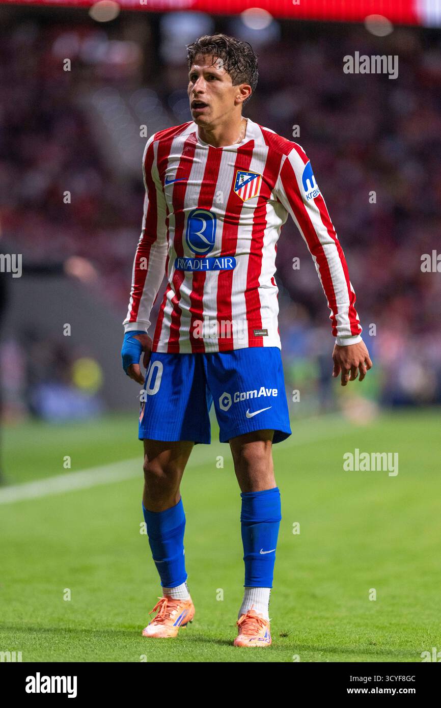 Madrid, Madrid, Spagna. 19 ottobre 2025. GIULIANO SIMEONE dell'ATLETICO DE MADRID durante la partita di calcio EA Sports la Liga ATLETICO DE MADRID vs. CLUB ATLETICO OSASUNA, tenutasi il 18 ottobre 2025 al Riad Air Metropolitano di Madrid, Spagna. (Immagine di credito: © Oscar Manuel Sanchez/ZUMA Press Wire) SOLO PER USO EDITORIALE! Non per USO commerciale! Crediti: ZUMA Press, Inc./Alamy Live News Foto Stock