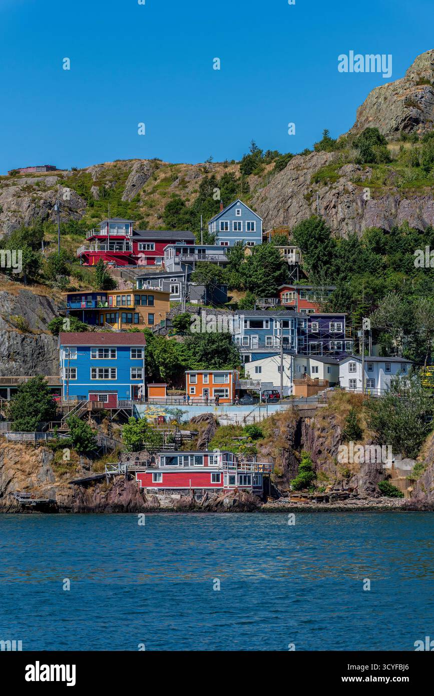 St. John's, NL, Canada- 9 agosto 2024: Case colorate sulla collina di Battery Foto Stock