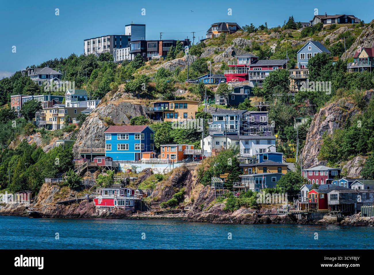 St. John's, NL, Canada- 9 agosto 2024: Case colorate sulla collina di Battery Foto Stock