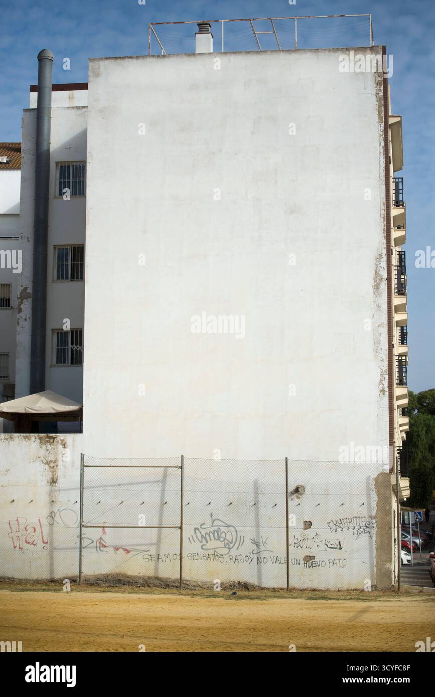 Facciata esterna vuota di un edificio ideale come area di mockup Foto Stock