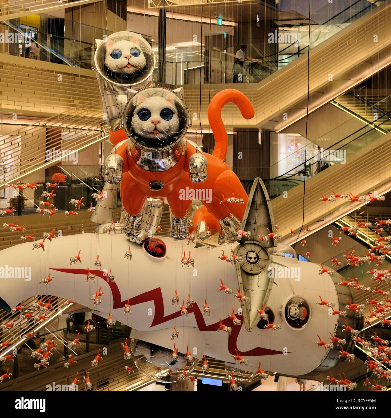 Big Cat Bang dell'artista giapponese Kenji Yanobe, installazione artistica a tema spaziale dei gatti astronauti presso il complesso commerciale Ginza Six di Tokyo, Giappone. Foto Stock