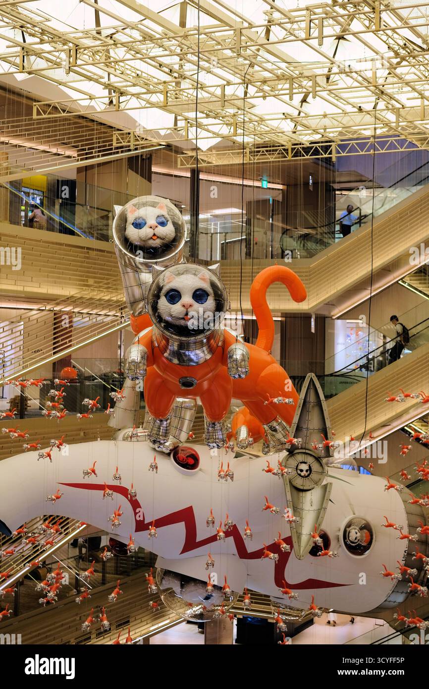 Big Cat Bang dell'artista giapponese Kenji Yanobe, installazione artistica a tema spaziale dei gatti astronauti presso il complesso commerciale Ginza Six di Tokyo, Giappone. Foto Stock
