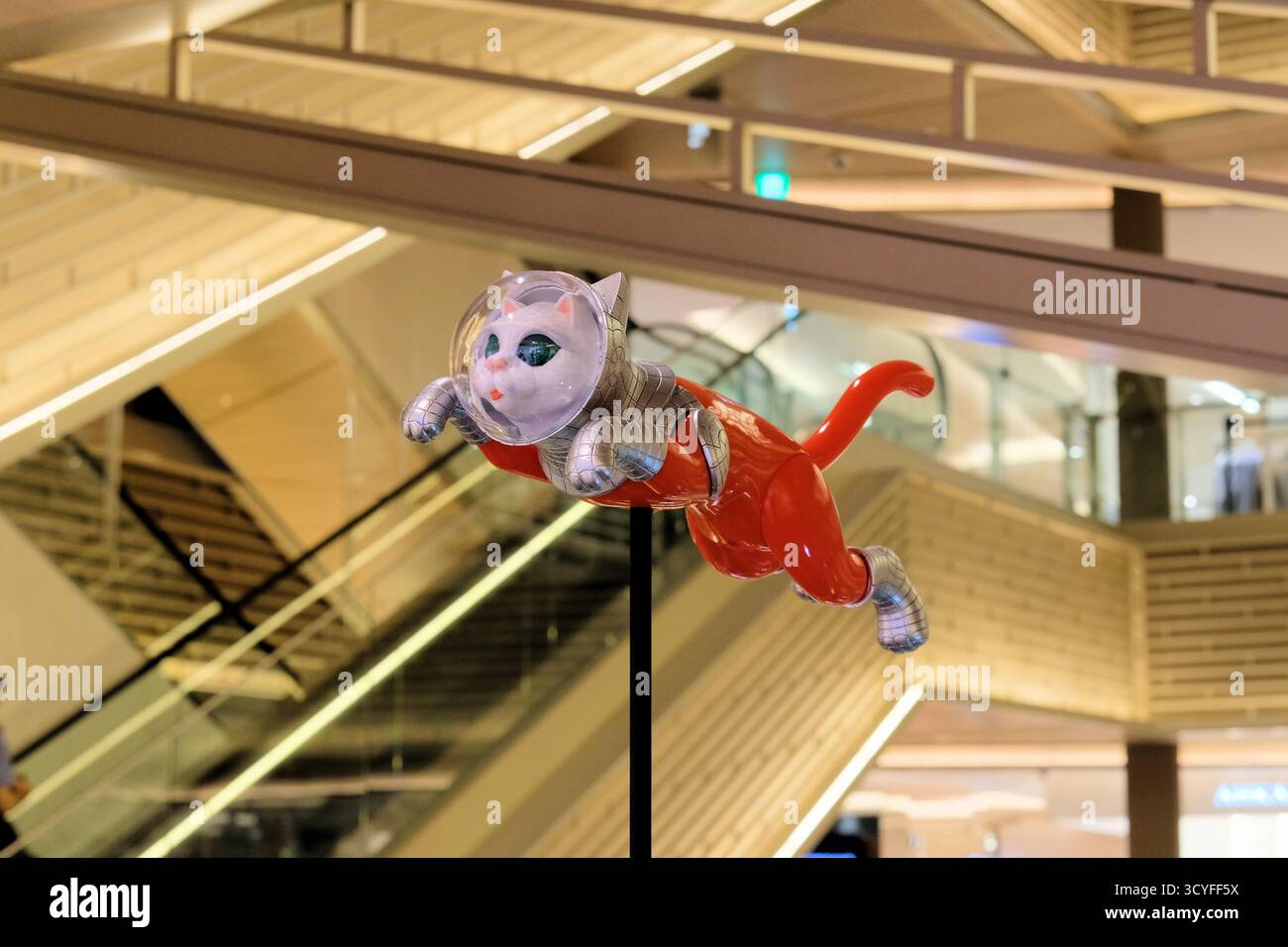 Big Cat Bang dell'artista giapponese Kenji Yanobe, installazione artistica a tema spaziale dei gatti astronauti presso il complesso commerciale Ginza Six di Tokyo, Giappone. Foto Stock