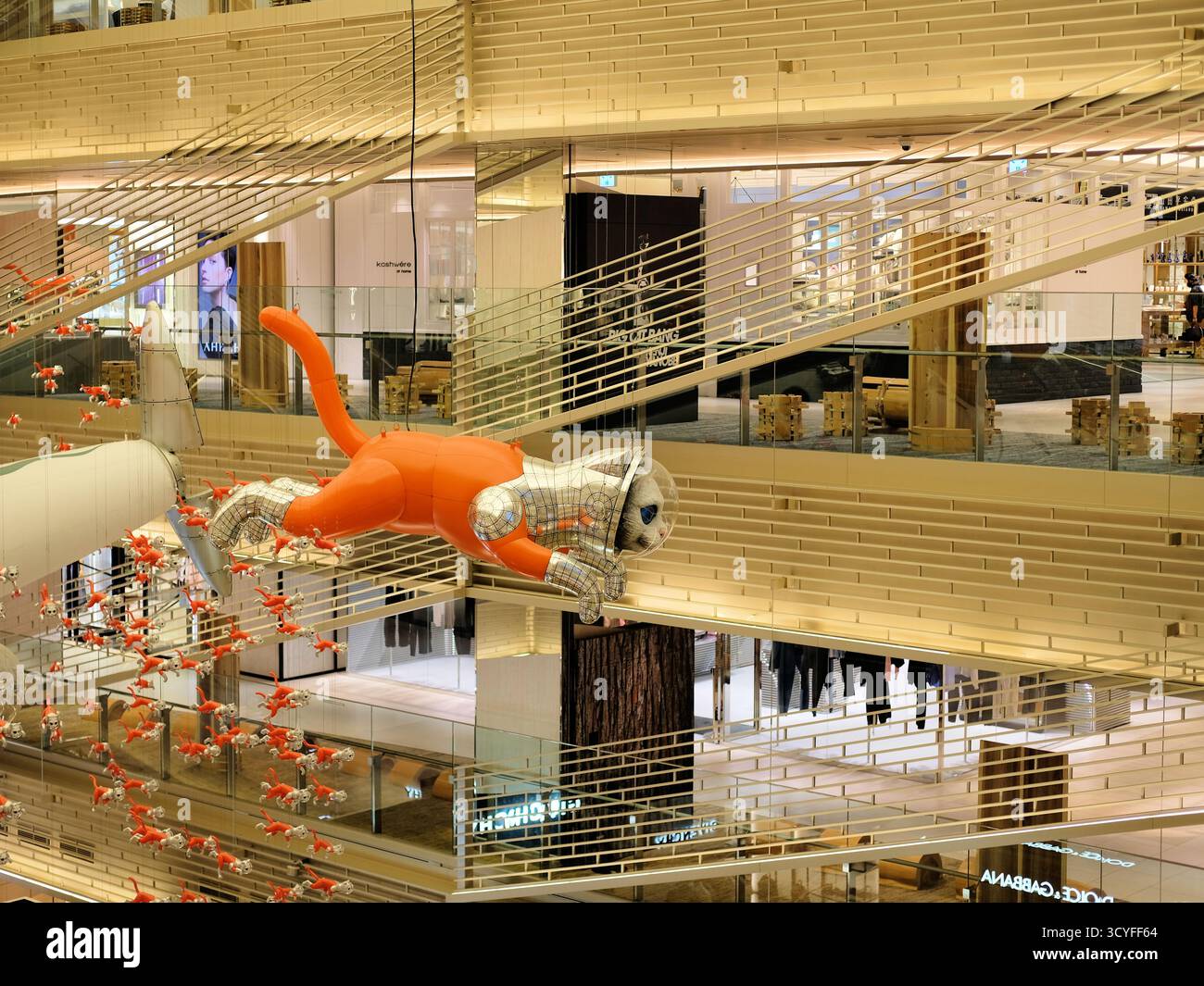 Big Cat Bang dell'artista giapponese Kenji Yanobe, installazione artistica a tema spaziale dei gatti astronauti presso il complesso commerciale Ginza Six di Tokyo, Giappone. Foto Stock