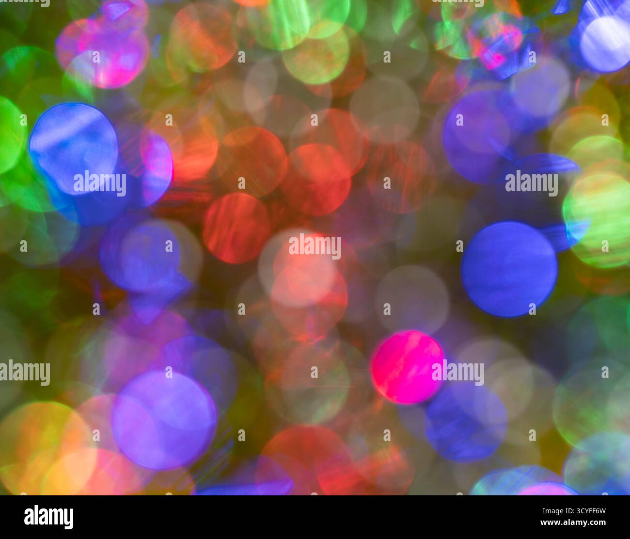 Bokeh blu, verde e rosso: Sfondo astratto delle vacanze con luci sfocate della ghirlanda natalizia Foto Stock