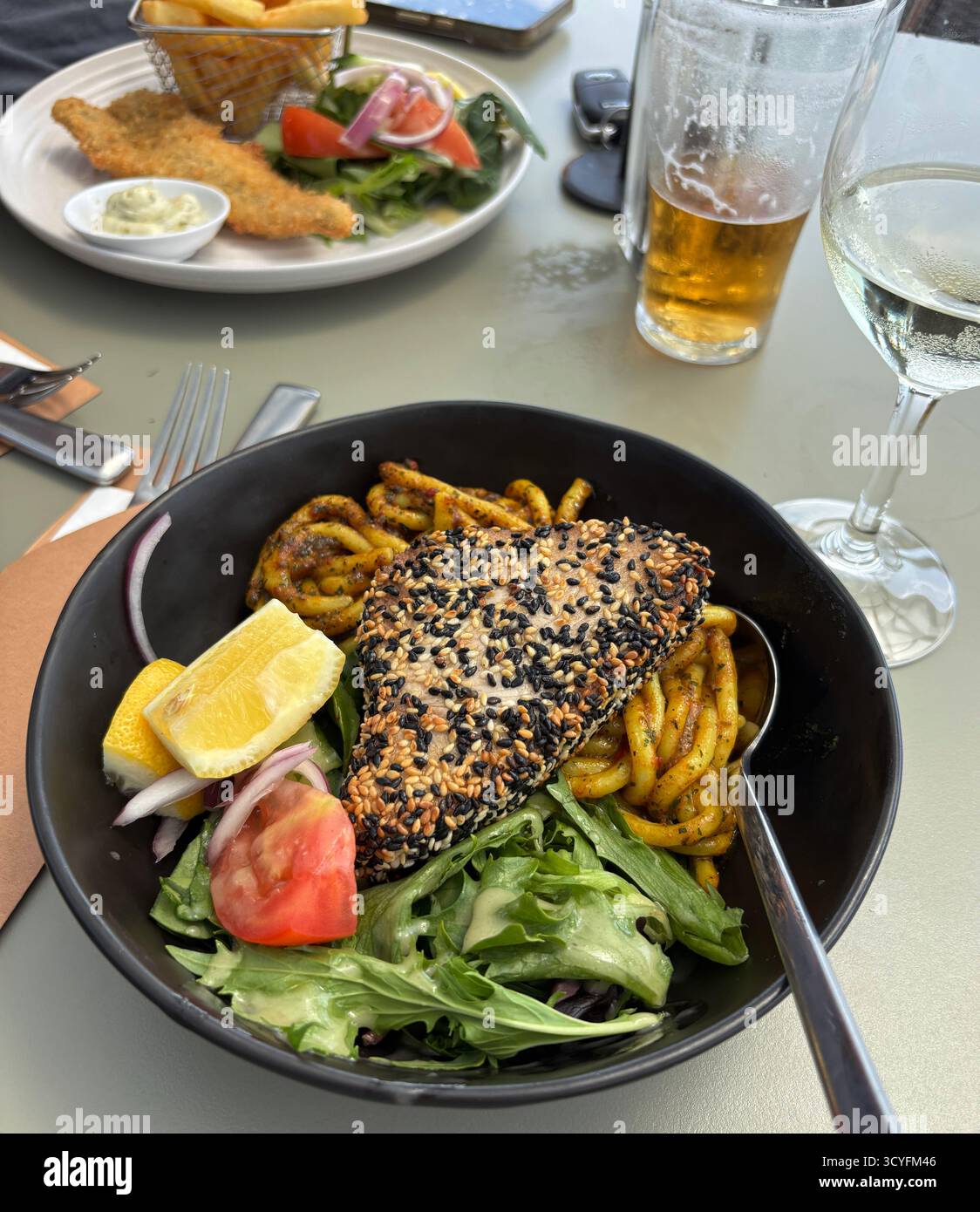 Bistecca di tonno rosso del sud (Thunnus maccoyii) al ristorante di pesce, Port Lincoln, Australia meridionale. Nessuna PR - Immagine stock catturata con smartphone