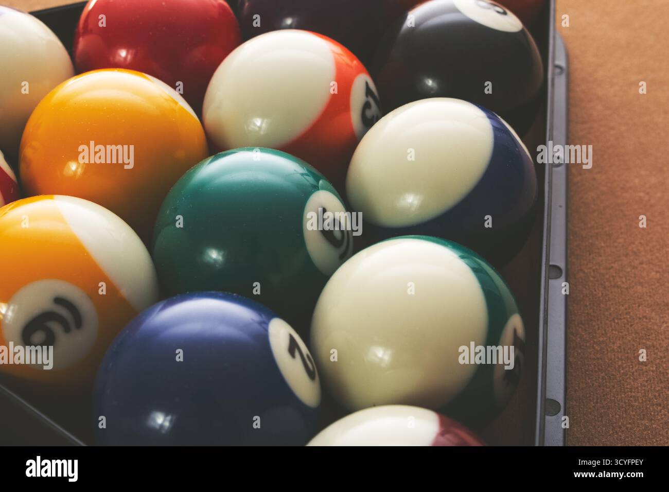 Vista di un set di palline da biliardo su un tavolo da biliardo. Foto Stock