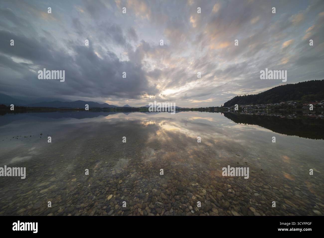 Dopo il tramonto, Hopfensee, Hopfen am SEE, vicino a Fuessen, Ostallgaeu, Allgaeu, Baviera, Germania Foto Stock