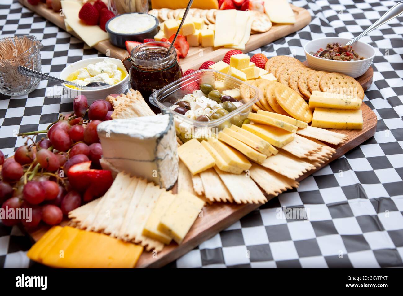 Vista su un tagliere di formaggi assortiti. Foto Stock