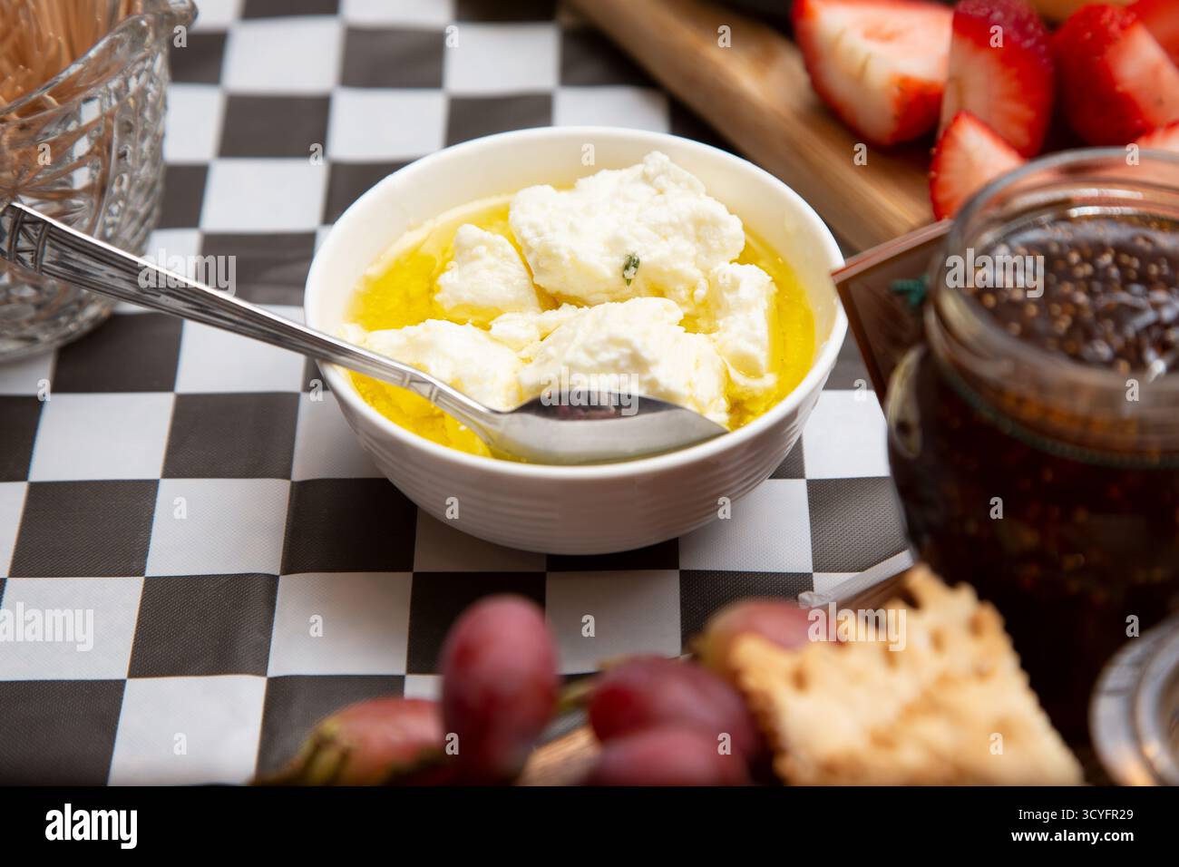 Vista di una ciotola di formaggio di capra in olio d'oliva. Foto Stock