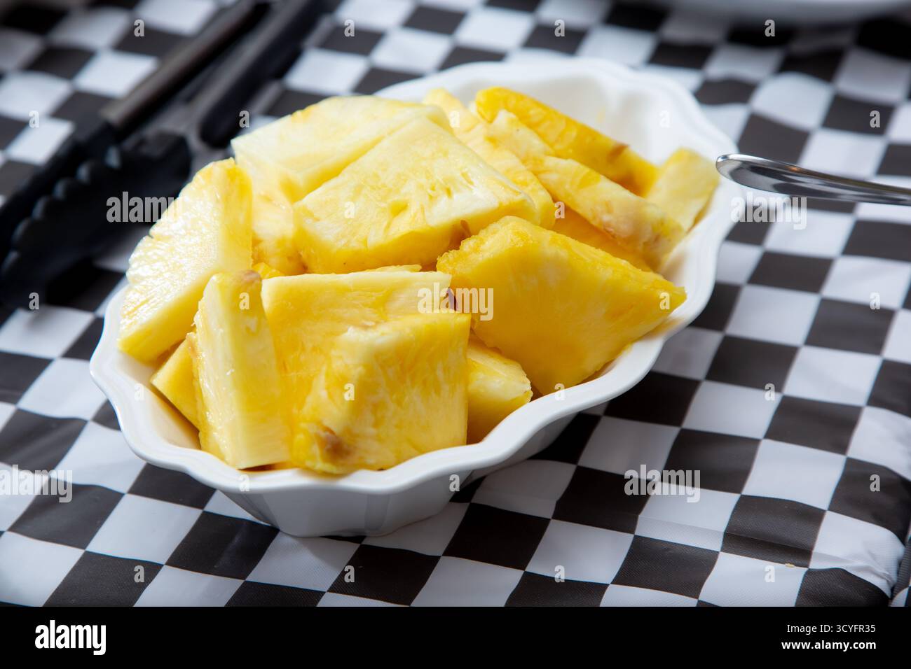 Vista di una ciotola di ananas affettato. Foto Stock