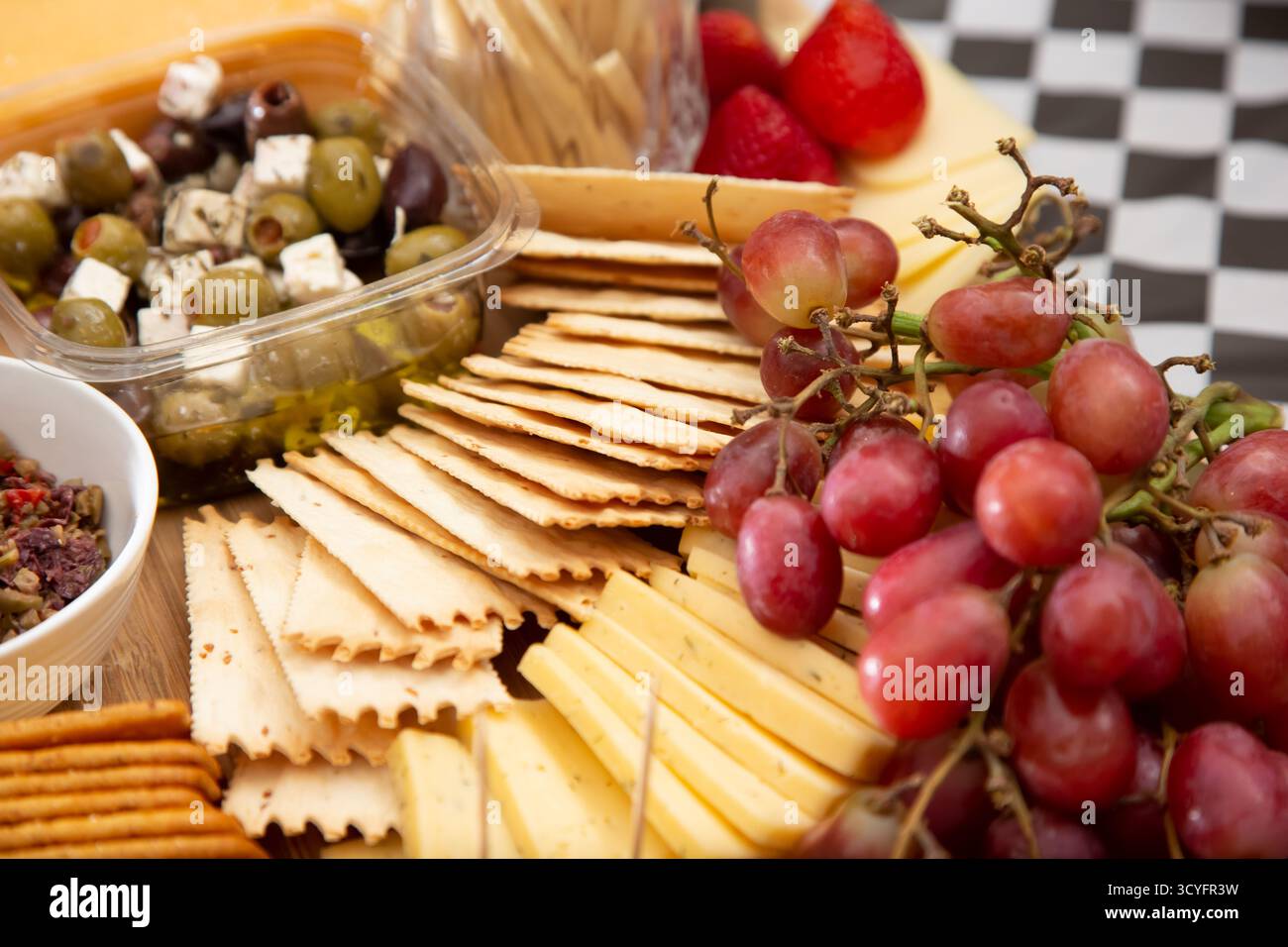 Vista ravvicinata di un tagliere di formaggi. Foto Stock