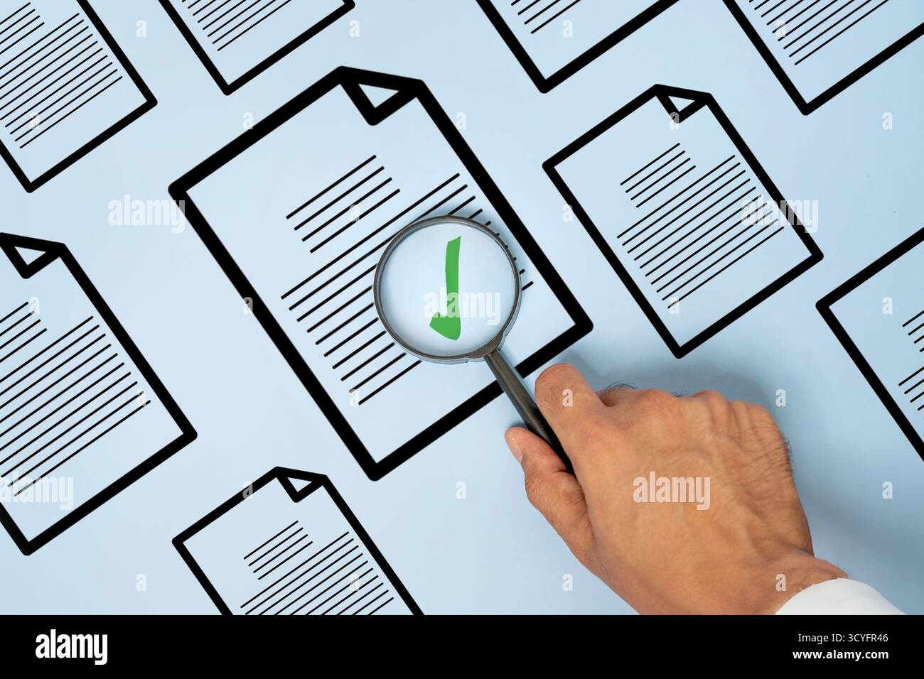 Mano che tiene una lente d'ingrandimento sopra un documento con un segno di spunta verde. Verifica dei documenti, controllo qualità, audit, approvazione, conformità. Foto Stock