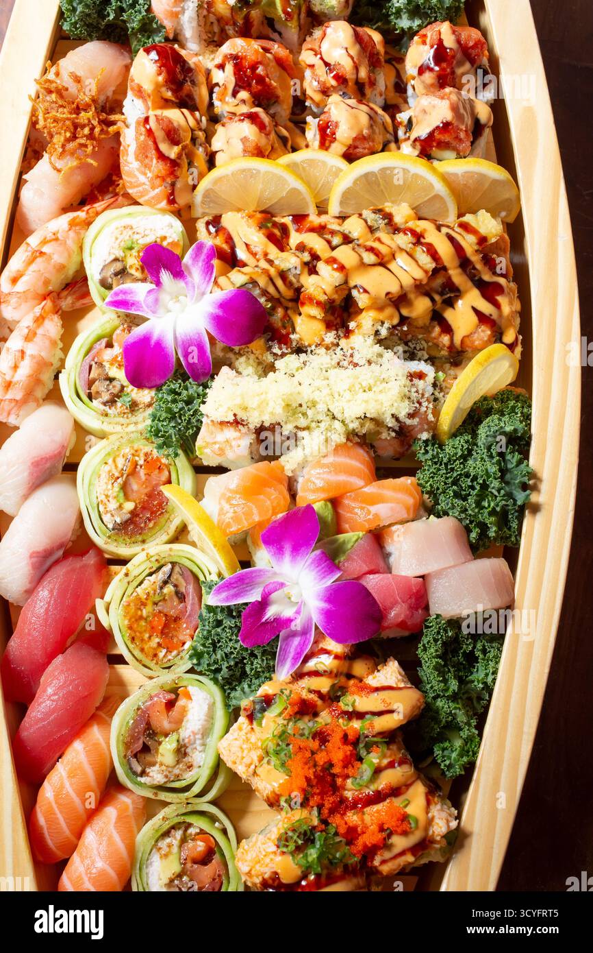 Vista ravvicinata di un sushi boat, caratterizzato da una varietà di pezzi di sushi. Foto Stock