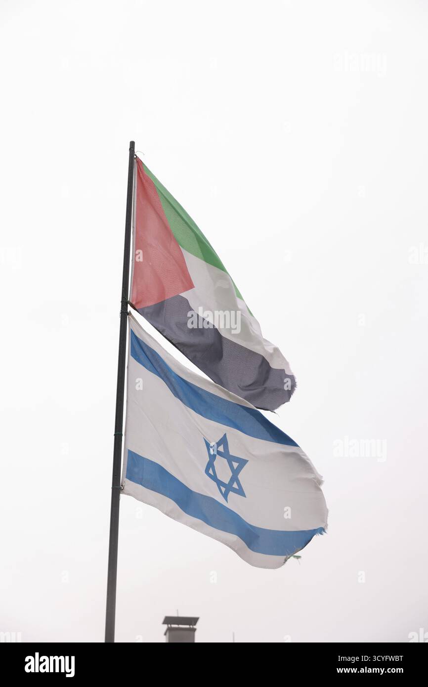 Una bandiera di Israele e Palestina insieme nel vento come simbolo di pace e solidarietà e una soluzione a due Stati Foto Stock