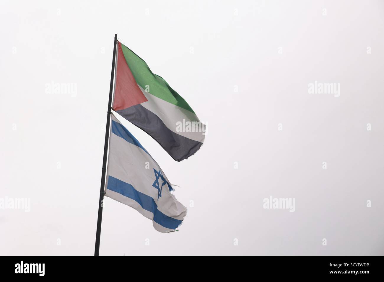 Una bandiera di Israele e Palestina insieme nel vento come simbolo di pace e solidarietà e una soluzione a due Stati Foto Stock