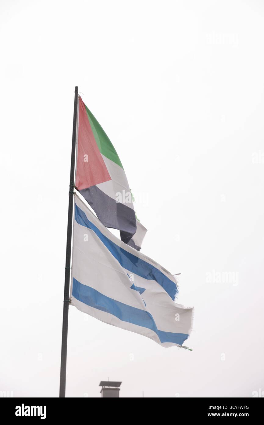 Una bandiera di Israele e Palestina insieme nel vento come simbolo di pace e solidarietà e una soluzione a due Stati Foto Stock