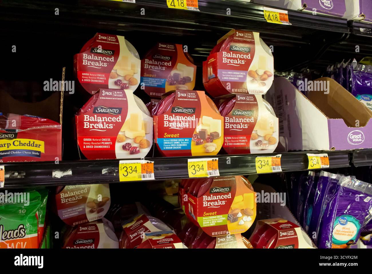 Los Angeles, California, Stati Uniti - 02-01-2023: Una vista di diversi pacchetti di Sargento Balanced Breaks, in mostra in un negozio di alimentari locale. Foto Stock