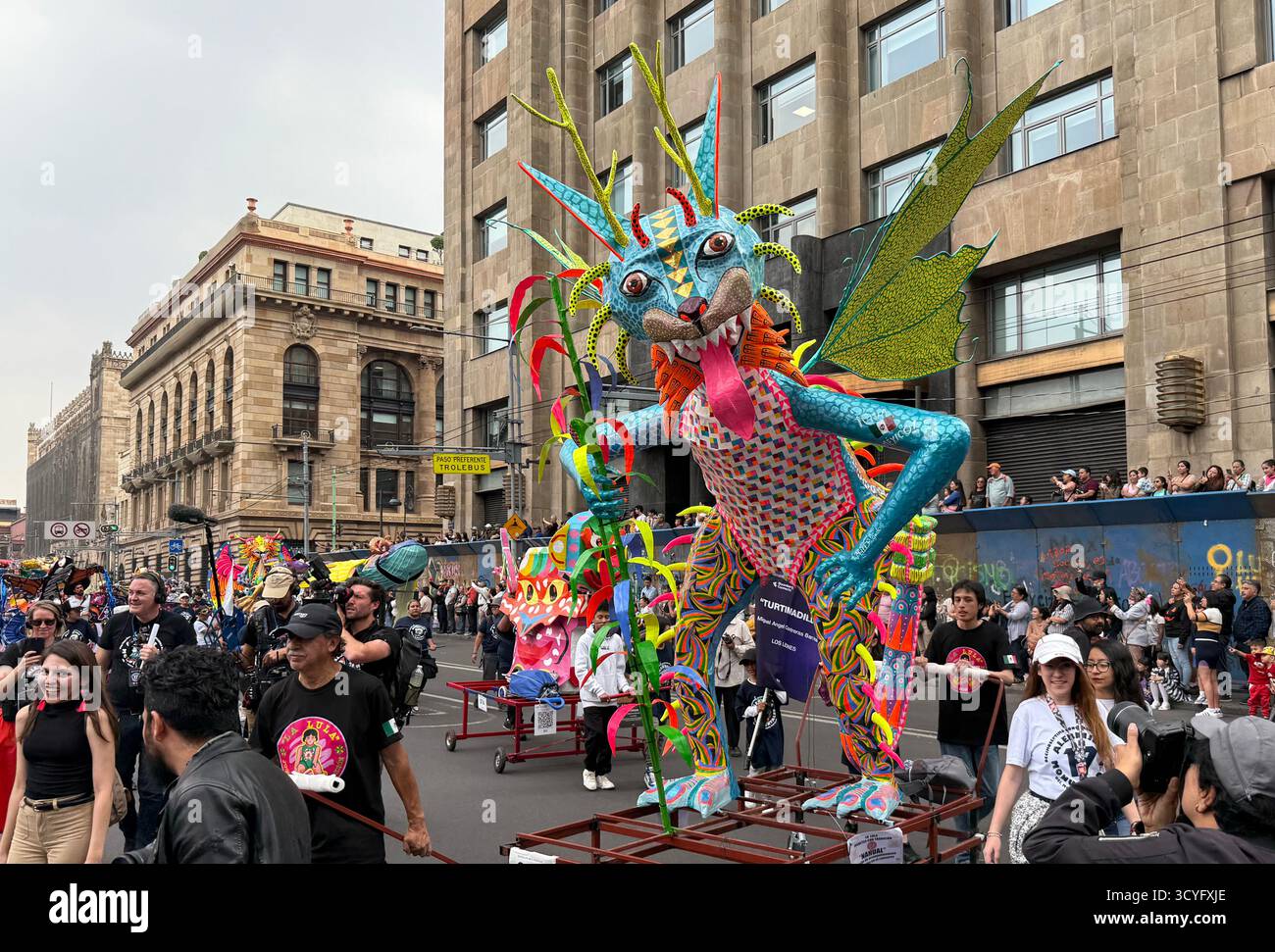 Città del Messico, Messico. 18 ottobre 2025. Questa foto scattata con un telefono cellulare mostra la Monumental Alebrijes Parade 2025 a città del Messico, Messico, 18 ottobre 2025. Gli Alebrijes sono sculture di arte popolare dai colori vivaci di creature fantastiche. Crediti: Wu Wei/Xinhua/Alamy Live News Foto Stock