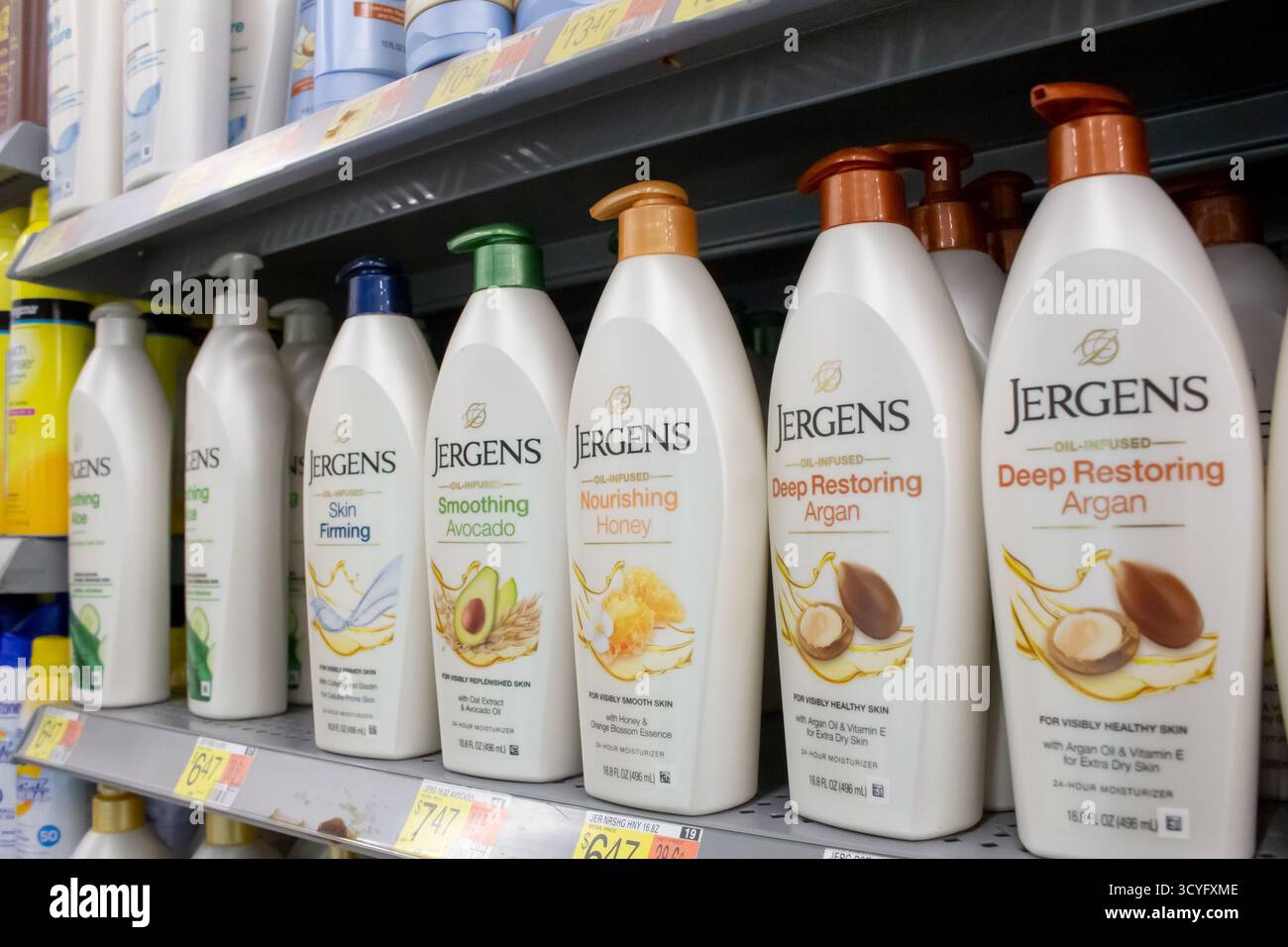 Los Angeles, California, Stati Uniti - 02-01-2023: Una vista di diversi contenitori di lozione Jergens, in mostra in un negozio locale. Foto Stock