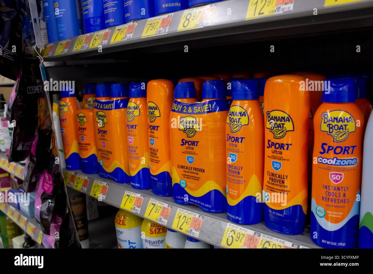 Los Angeles, California, Stati Uniti - 02-01-2023: Una vista di diverse bottiglie di prodotti per la crema solare Banana Boat, in mostra in un negozio locale. Foto Stock
