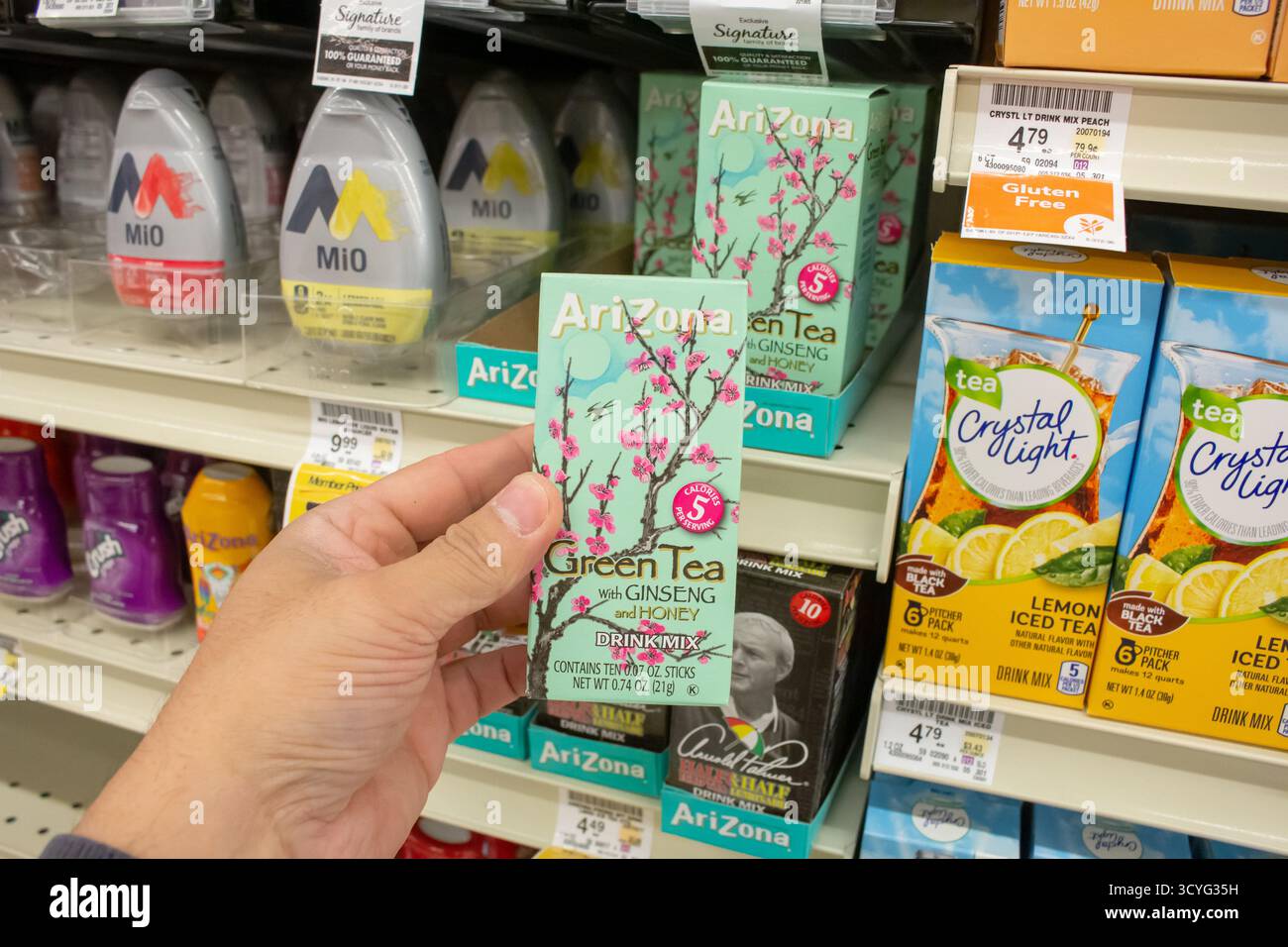Los Angeles, California, Stati Uniti - 02-01-2023: Una vista di una mano che tiene un pacchetto di miscele di tè verde dell'Arizona, presso il negozio. Foto Stock