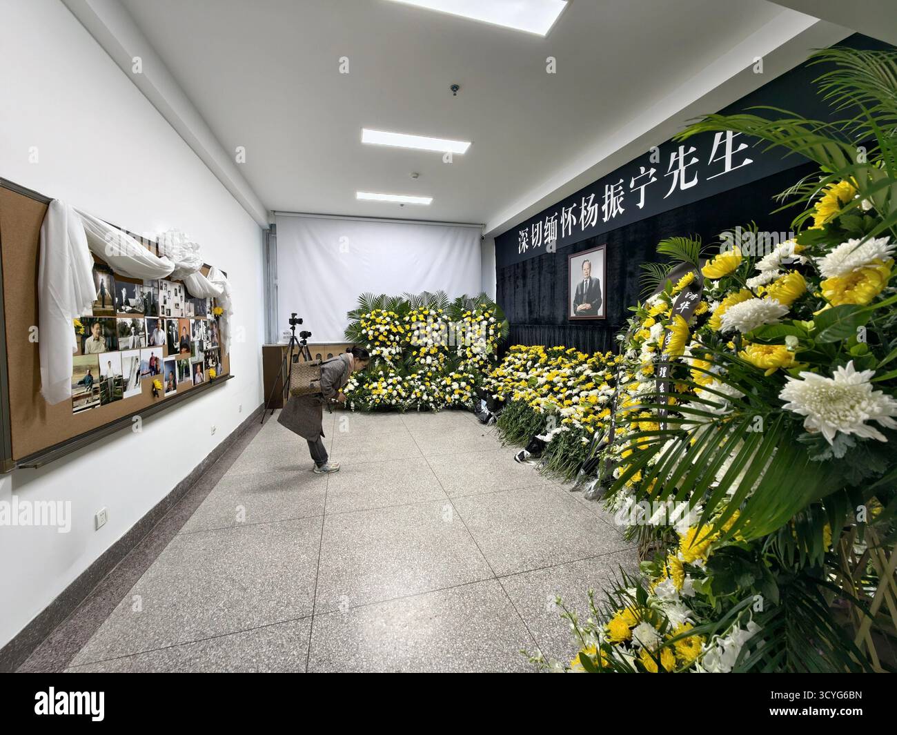 Pechino, Cina. 19 ottobre 2025. Una donna rende omaggio a Chen Ning Yang presso l'Università Tsinghua di Pechino, capitale della Cina, 19 ottobre 2025. Il rinomato fisico Chen Ning Yang, premio Nobel e accademico dell'Accademia cinese delle scienze, è morto a Pechino sabato alle 103, secondo l'Università Tsinghua. Crediti: Ju Huanzong/Xinhua/Alamy Live News Foto Stock