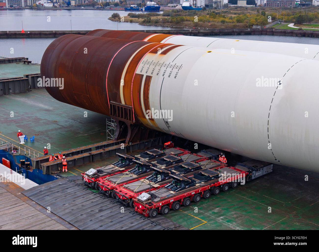 Edimburgo, Scozia, Regno Unito. 18 ottobre 2025. Le prime otto monopile di turbine eoliche per il parco eolico Inch Cape sono scaricate a Port of Leith. Le turbine saranno assemblate a Leith e poi trasportate al sito del parco eolico per l'installazione. Le monopile furono prodotte dalla CWHI in Cina e trasportate in Scozia via mare. Il parco eolico sarà dotato di 72 turbine ed è uno dei più grandi parchi eolici offshore della Scozia. Iain Masterton/Alamy Live News. Foto Stock