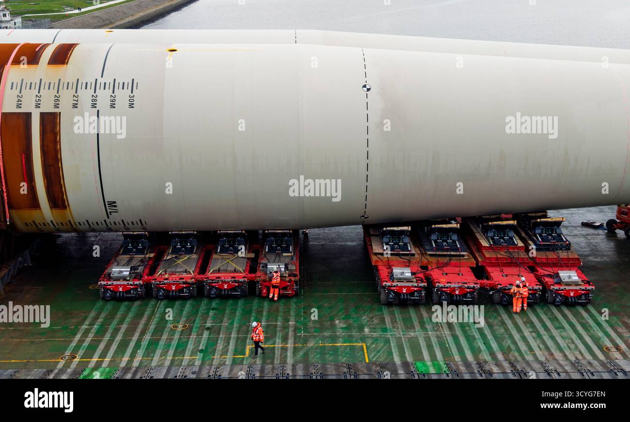 Edimburgo, Scozia, Regno Unito. 18 ottobre 2025. Le prime otto monopile di turbine eoliche per il parco eolico Inch Cape sono scaricate a Port of Leith. Le turbine saranno assemblate a Leith e poi trasportate al sito del parco eolico per l'installazione. Le monopile furono prodotte dalla CWHI in Cina e trasportate in Scozia via mare. Il parco eolico sarà dotato di 72 turbine ed è uno dei più grandi parchi eolici offshore della Scozia. Iain Masterton/Alamy Live News. Foto Stock