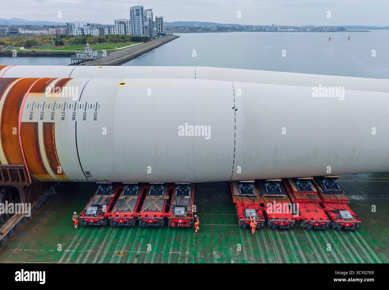 Edimburgo, Scozia, Regno Unito. 18 ottobre 2025. Le prime otto monopile di turbine eoliche per il parco eolico Inch Cape sono scaricate a Port of Leith. Le turbine saranno assemblate a Leith e poi trasportate al sito del parco eolico per l'installazione. Le monopile furono prodotte dalla CWHI in Cina e trasportate in Scozia via mare. Il parco eolico sarà dotato di 72 turbine ed è uno dei più grandi parchi eolici offshore della Scozia. Iain Masterton/Alamy Live News. Foto Stock