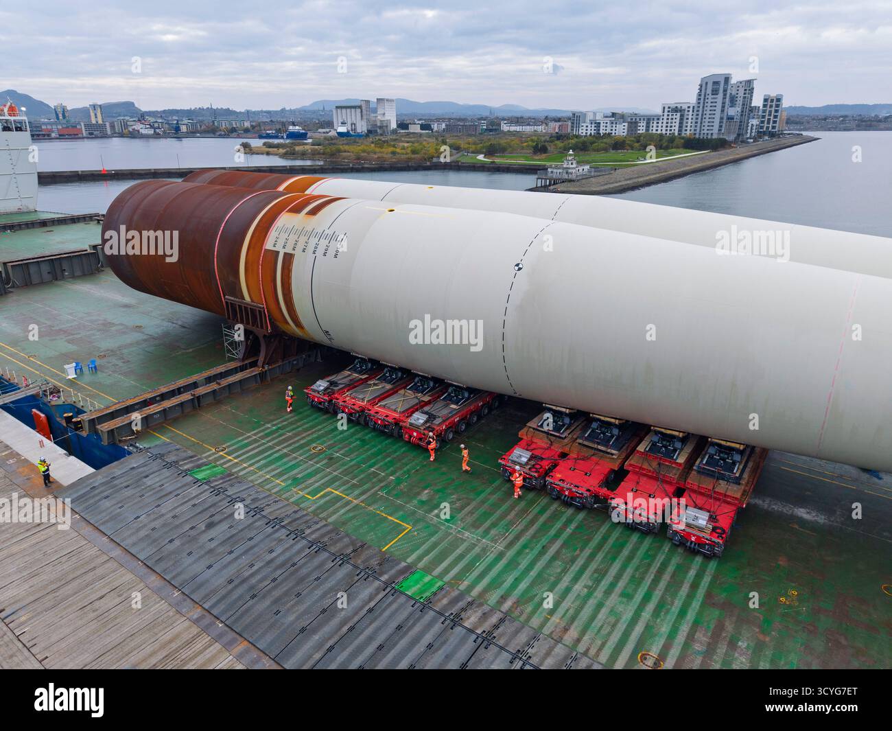 Edimburgo, Scozia, Regno Unito. 18 ottobre 2025. Le prime otto monopile di turbine eoliche per il parco eolico Inch Cape sono scaricate a Port of Leith. Le turbine saranno assemblate a Leith e poi trasportate al sito del parco eolico per l'installazione. Le monopile furono prodotte dalla CWHI in Cina e trasportate in Scozia via mare. Il parco eolico sarà dotato di 72 turbine ed è uno dei più grandi parchi eolici offshore della Scozia. Iain Masterton/Alamy Live News. Foto Stock