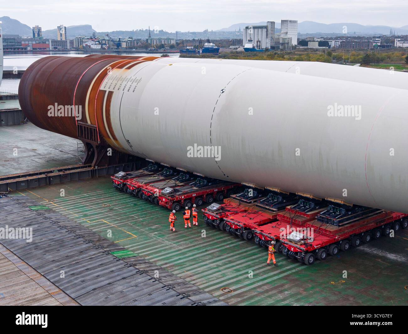 Edimburgo, Scozia, Regno Unito. 18 ottobre 2025. Le prime otto monopile di turbine eoliche per il parco eolico Inch Cape sono scaricate a Port of Leith. Le turbine saranno assemblate a Leith e poi trasportate al sito del parco eolico per l'installazione. Le monopile furono prodotte dalla CWHI in Cina e trasportate in Scozia via mare. Il parco eolico sarà dotato di 72 turbine ed è uno dei più grandi parchi eolici offshore della Scozia. Iain Masterton/Alamy Live News. Foto Stock