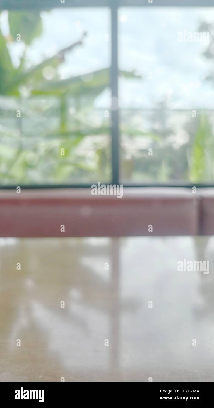 immagine orizzontale e ultra morbida che cattura l'ambiente luminoso del bar o lounge alla moda. Luminosità e una coll. Lavata deliberata con perdite di luce Foto Stock