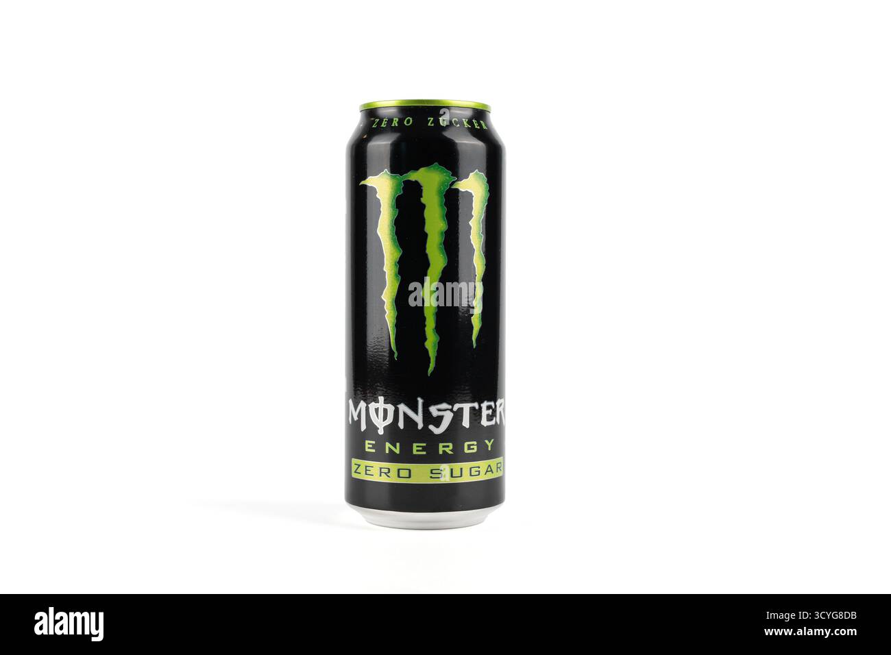 Germania Berlino 18 ottobre 2025. Una lattina di zucchero Monster Energy Zero si posiziona in verticale su uno sfondo bianco. Il design nero e verde contrasta nettamente Foto Stock
