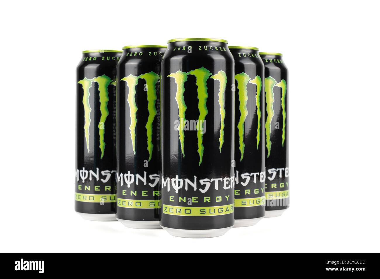 Germania Berlino 18 ottobre 2025. Sei lattine di zucchero Monster Energy Zero in piedi in un gruppo isolato su sfondo bianco. La disposizione evidenzia Foto Stock