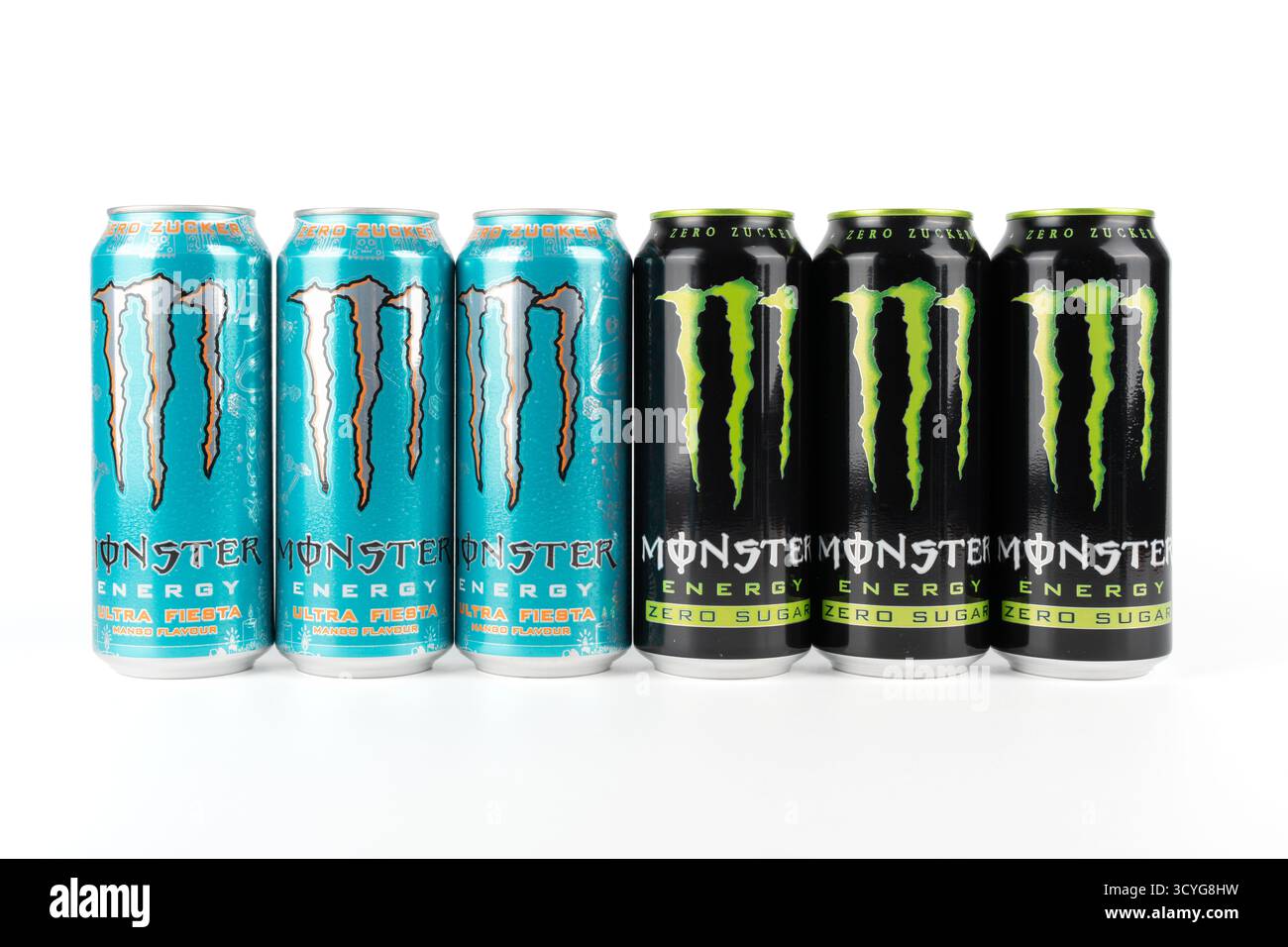 Germania Berlino 18 ottobre 2025. Una linea di lattine Monster Energy Ultra Fiesta Mango Flavour e Zero Sugar isolate su sfondo bianco. I contras Foto Stock