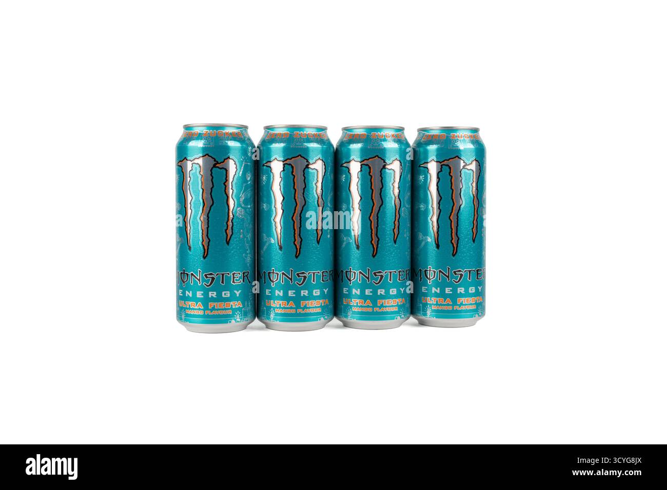 Germania Berlino 18 ottobre 2025. Quattro lattine Monster Energy Ultra Fiesta Mango Flavour isolate su sfondo bianco. Il luminoso design turchese empha Foto Stock