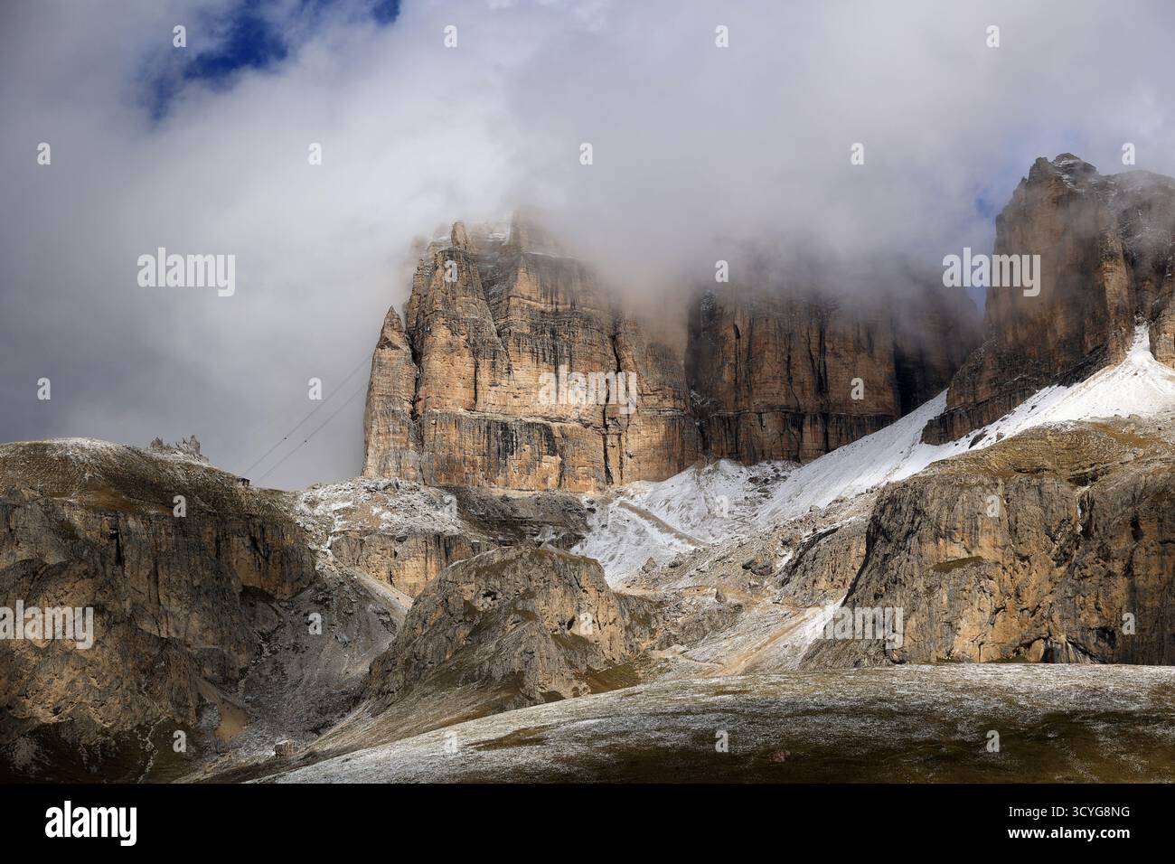 Vista del Sass Pordoi - passo Pordoi - nel gruppo del Sella Dolomiti, alto Adige, Italia Foto Stock