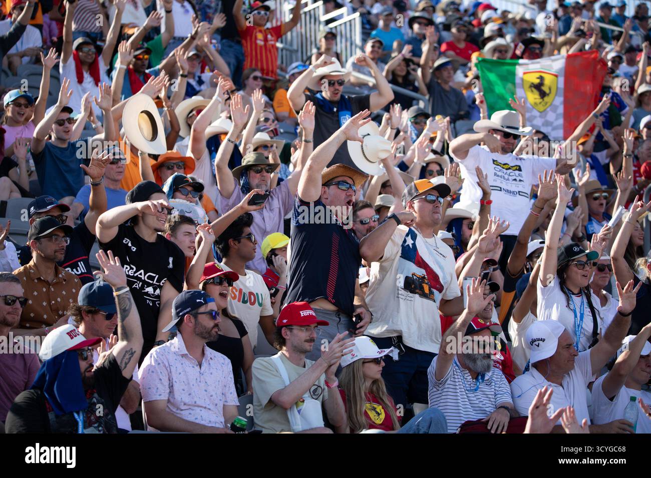 I fan di Formula 1 che si tirano alla gara di qualificazione davanti al Gran Premio di Formula 1 MSC Cruises degli Stati Uniti sul circuito delle Americhe di Austin, Texas, sabato 18 ottobre 2025.” (Foto di: Stephanie Tacy/Sipa USA) Foto Stock