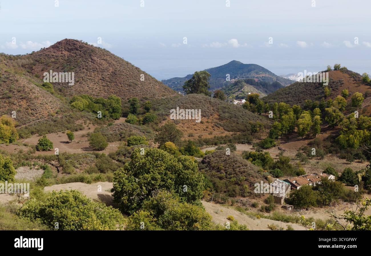Gran Canaria, paesaggi lungo il percorso escursionistico da Cruz de Tejeda a Las Cumbres, le vette, alla storica città di Teror Foto Stock